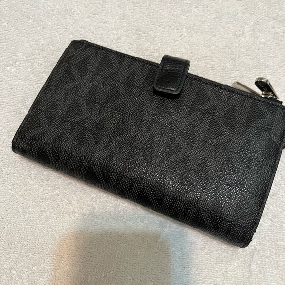 Michael Kors Adele Smartphone Wallet - Picture 2 of 9